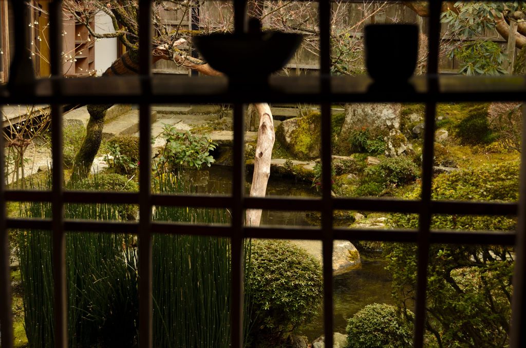 格子窓からの庭（宝泉院）