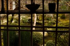 格子窓からの庭(宝泉院)