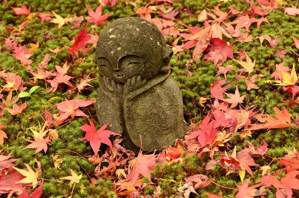小さなお地蔵さんと苔とモミジ