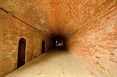 愛のトンネル入口から奥へ（猿島）