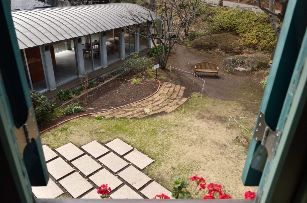 ブラフ18番館、窓から