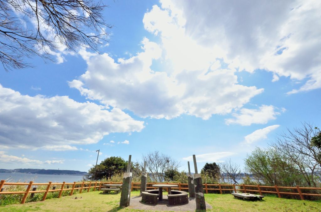 広場から空へ（猿島）