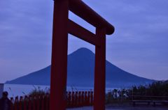 鳥居越しの開聞岳