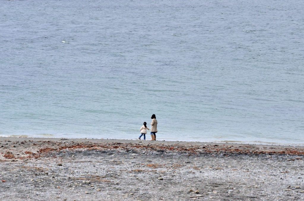 砂浜で遊ぶ母・娘（猿島）