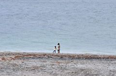 砂浜で遊ぶ母・娘（猿島）