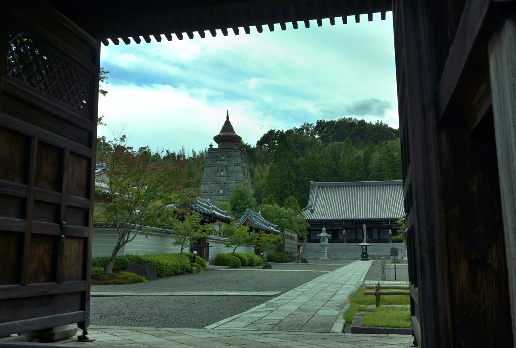 山門からの仏舎利塔