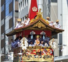 長刀鉾稚児による注連縄切り