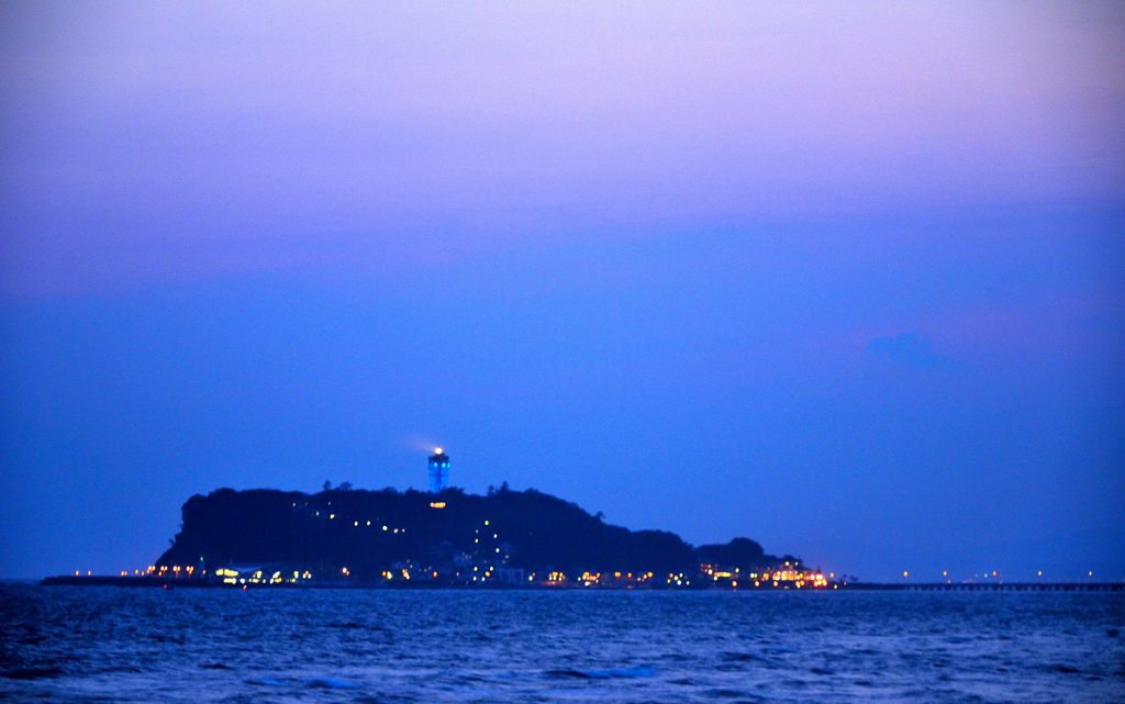 江の島の灯台点灯（稲村ヶ崎から）