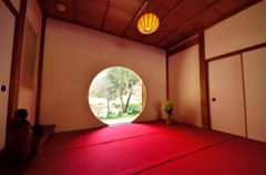 明月院の窓の間