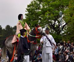 女御・馬に乗る