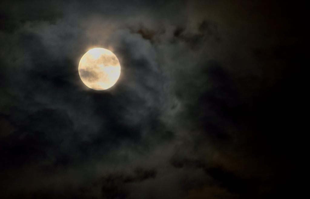 雲がかかるスーパームーン