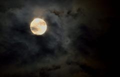 雲がかかるスーパームーン