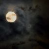 雲がかかるスーパームーン