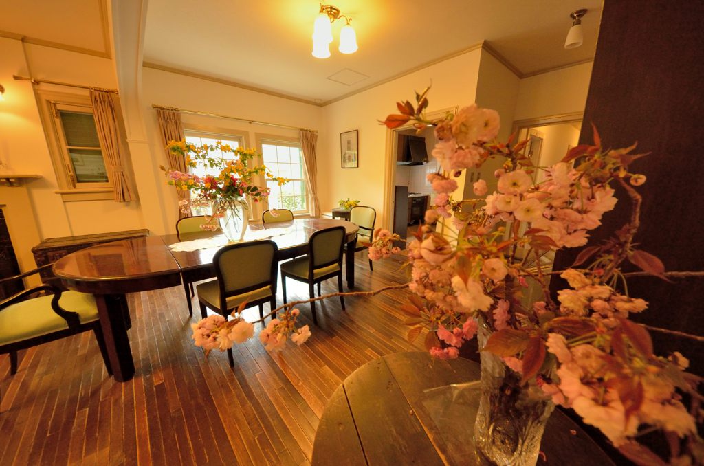 桜の生け花からリビング