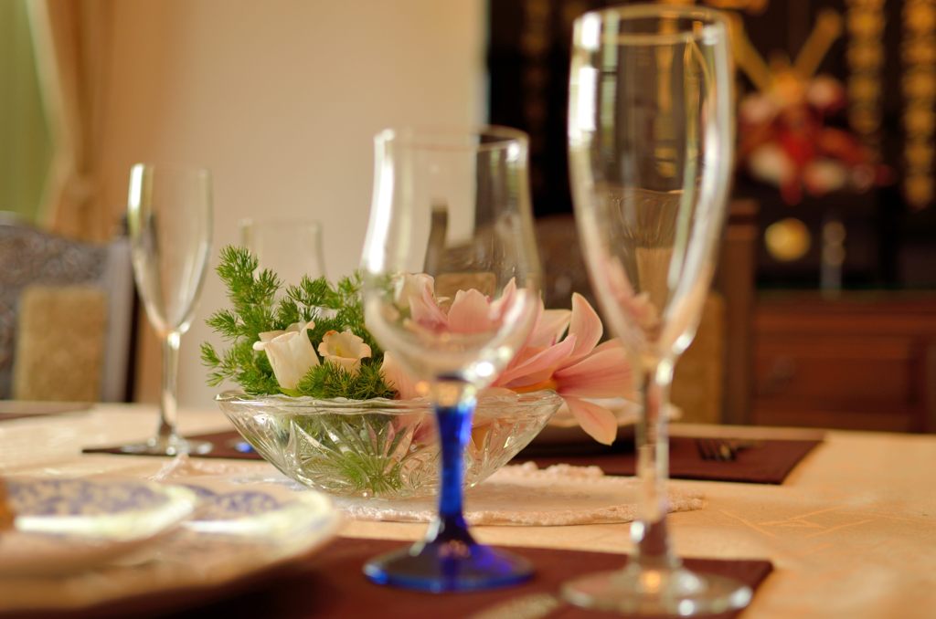 グラスの向こうに花が