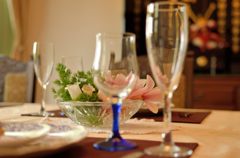 グラスの向こうに花が