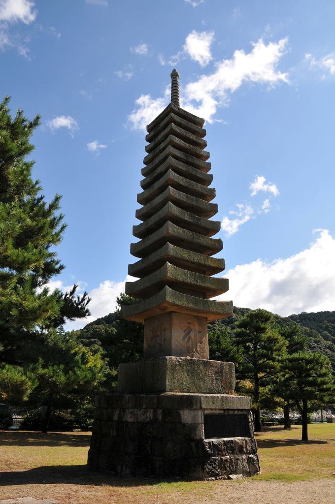 宇治・浮島十三重の石塔