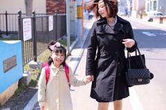 まだ冷たい春の風に吹かれて、はじめての登校