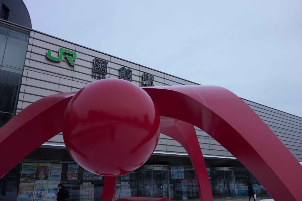 スナップ#hakodate 駅前の赤２