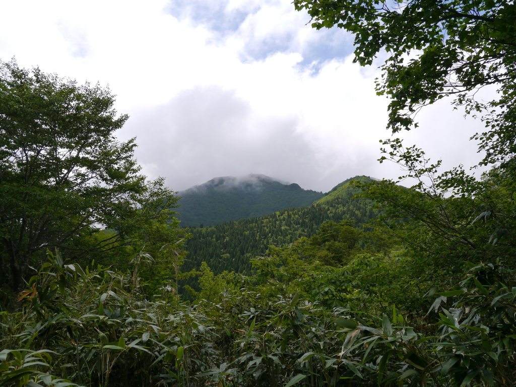 山頂避難小屋が！まだ遠い…