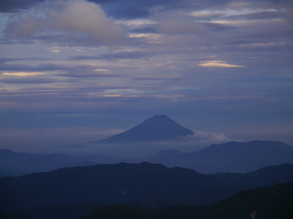 夕暮れ雲に浮かぶ富士