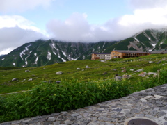 別山は雲に覆われ