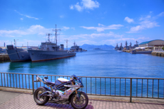 軍用艦とバイク
