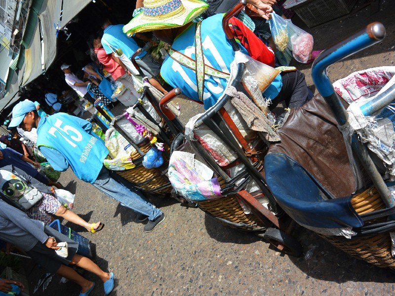 Distributers in Khlong toei market 