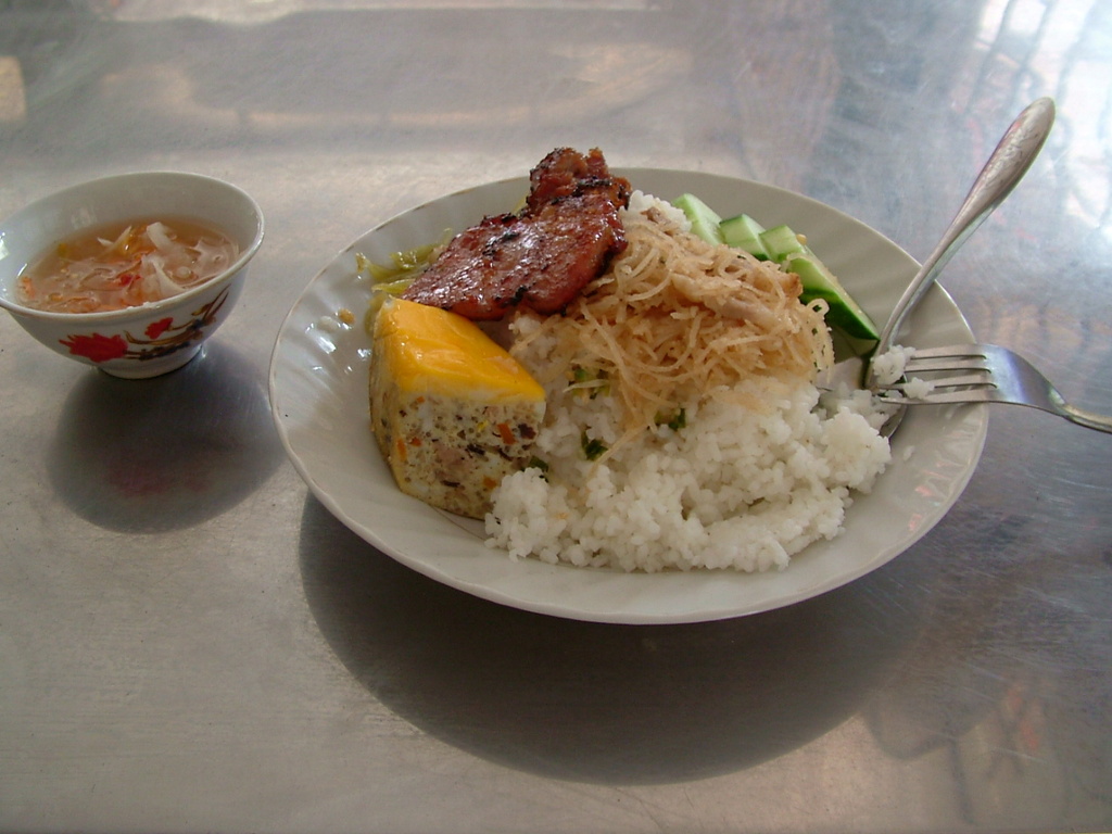 Go Cong市で食べた Cơm Tấm