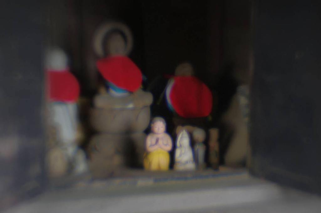 お坊さんの人形？(lensbaby, plastic-optic)