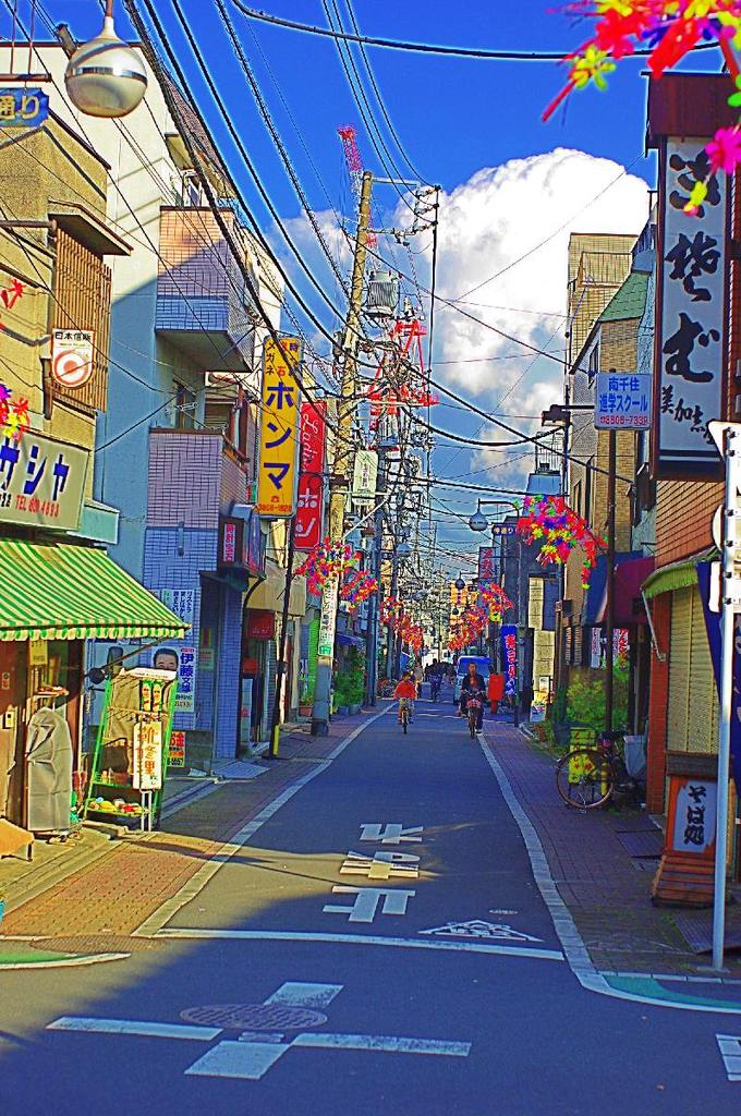 今日も良い天気！（南千住仲通にて、なんちゃってHDR）