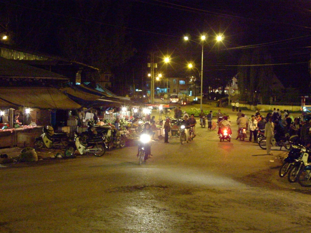 Đà Lạt市郊外の市場の夜