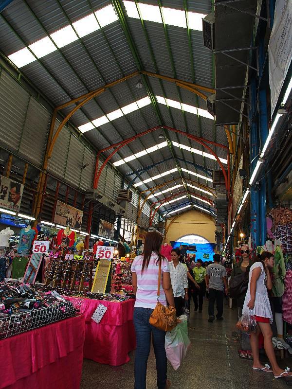 Entrance of central market (ตลาดกลาง)