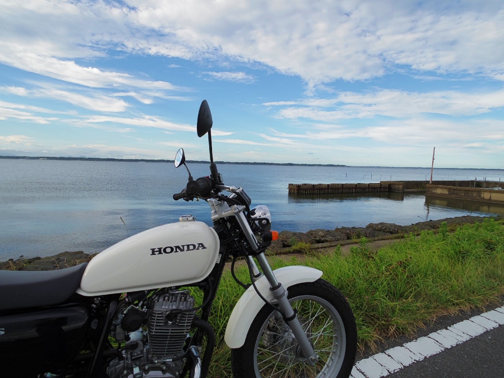 HONDA CB223S at lakeside