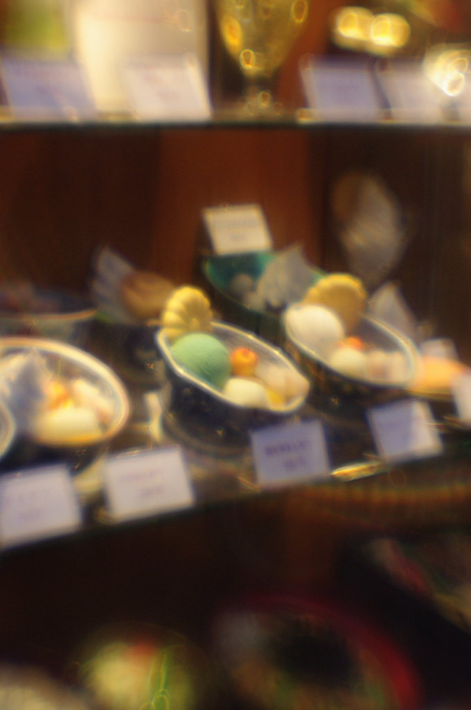 甘味屋の店頭ディスプレイ（浅草、レンズベビー Plastic Optic）