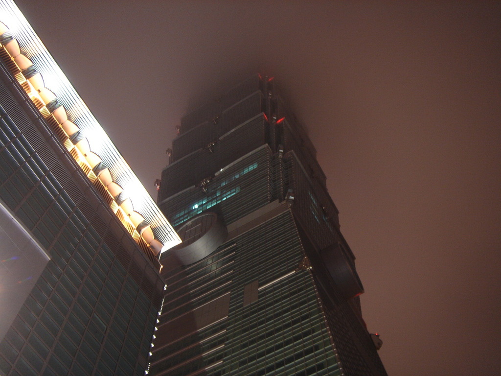 雲に隠れる高層ビル