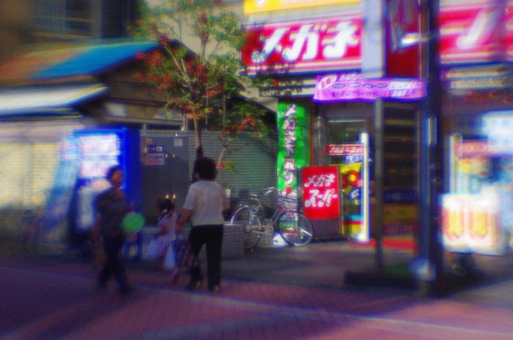 北千住の本町センター商店街にて（lensbaby, plastic-optic）