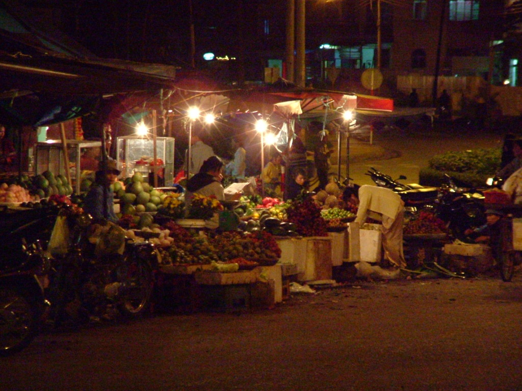 Đà Lạt市郊外の市場の夜