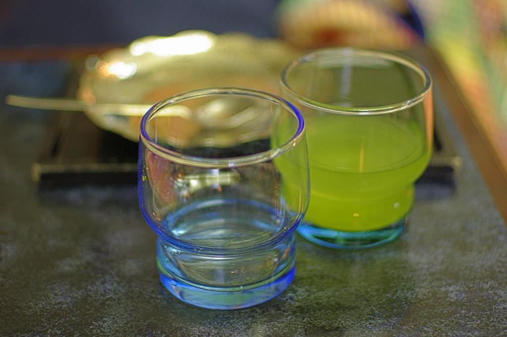 Blue glass & green tea (青いグラスと緑茶)