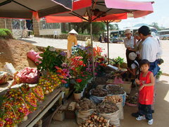 公園前の駐車場の売店にて（Đà Lạt）