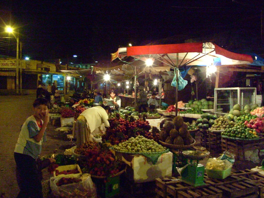 Đà Lạt市郊外の市場の夜
