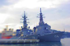 Battleships (Yokosuka port,Lensbaby)