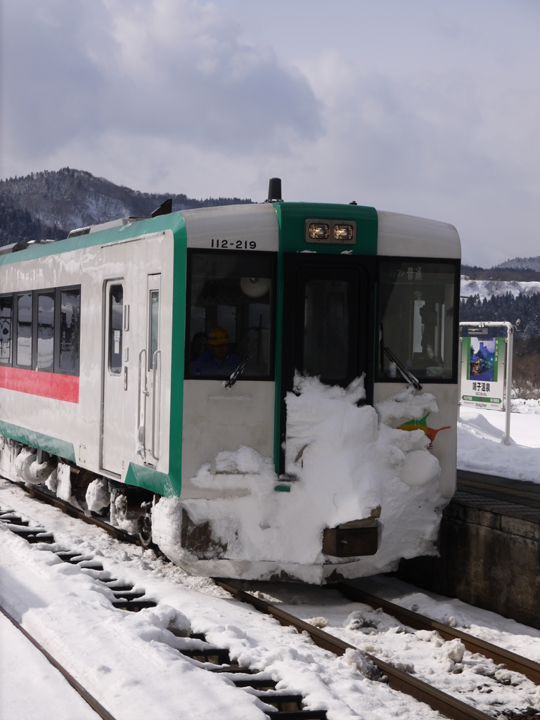 雪をかき分け