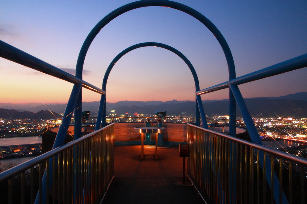 アーチと夜景