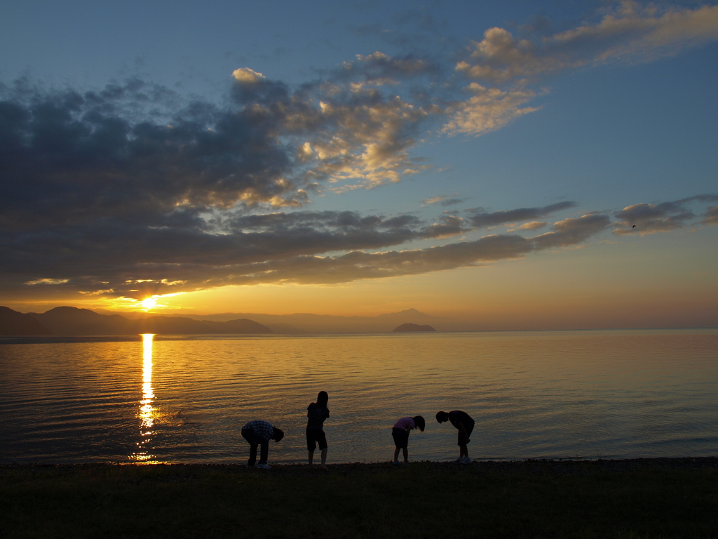 日の出と琵琶湖と子供たち