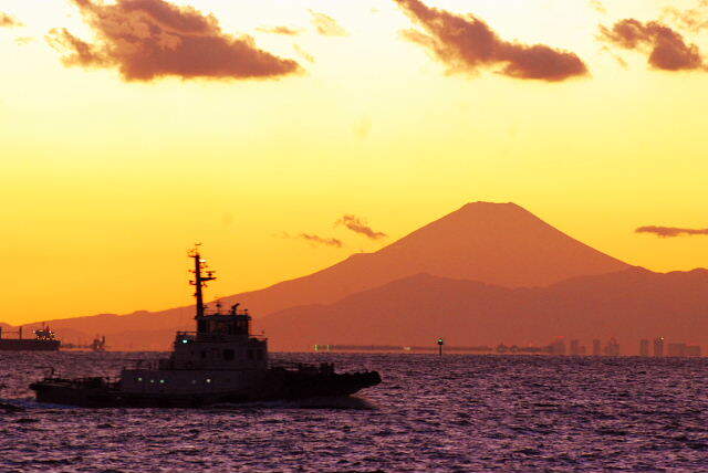 夕日と富士と小さな船