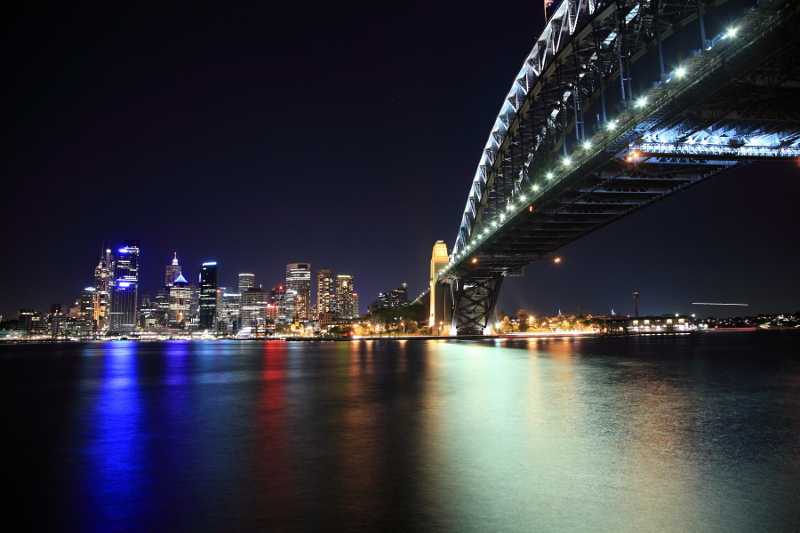 ハーバーブリッジとシドニーの夜景