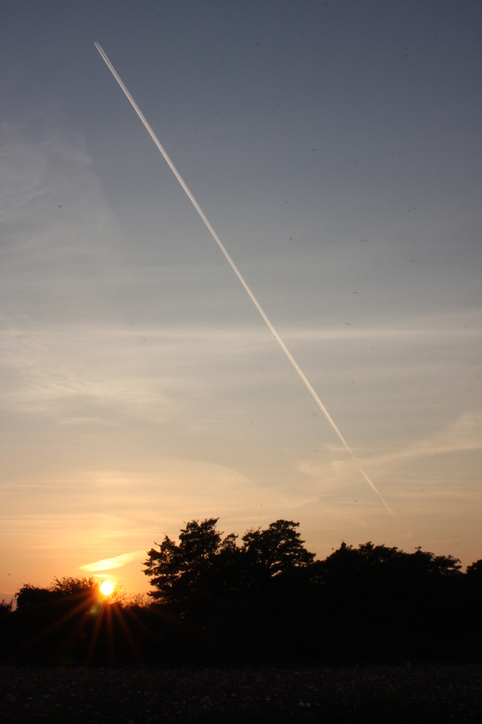 夕暮れのひこうき雲