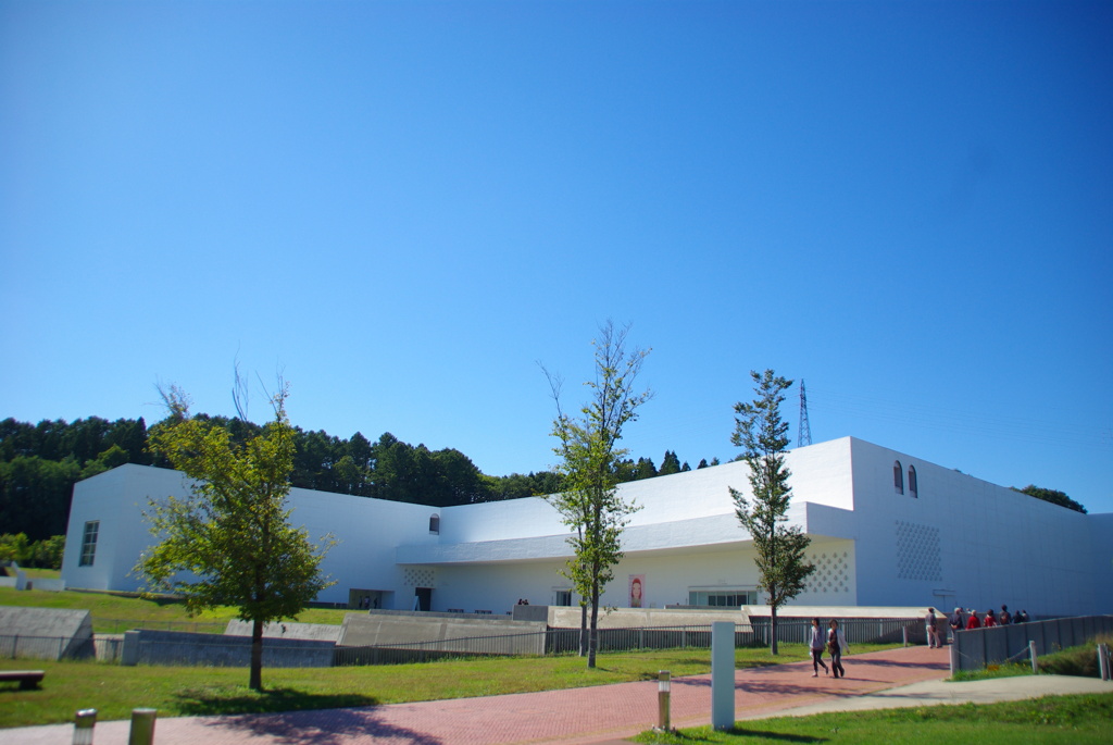 青森県立美術館