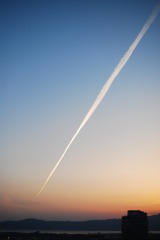 夕空を横切る飛行機雲